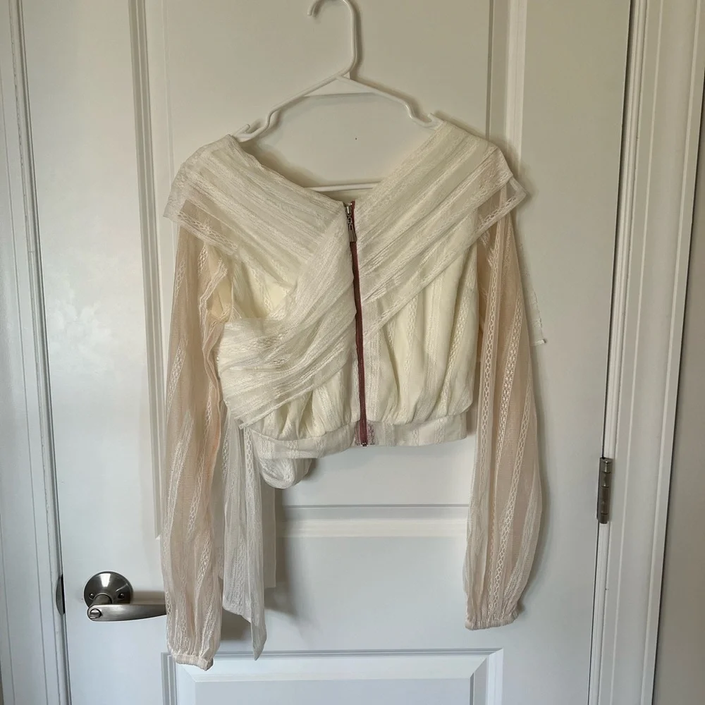 NBD Lace Blouse - Picture 3 of 4